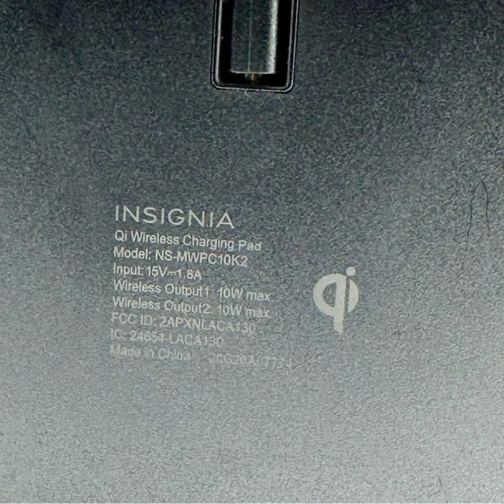 Insignia Qi Wireless Dual Charging Station